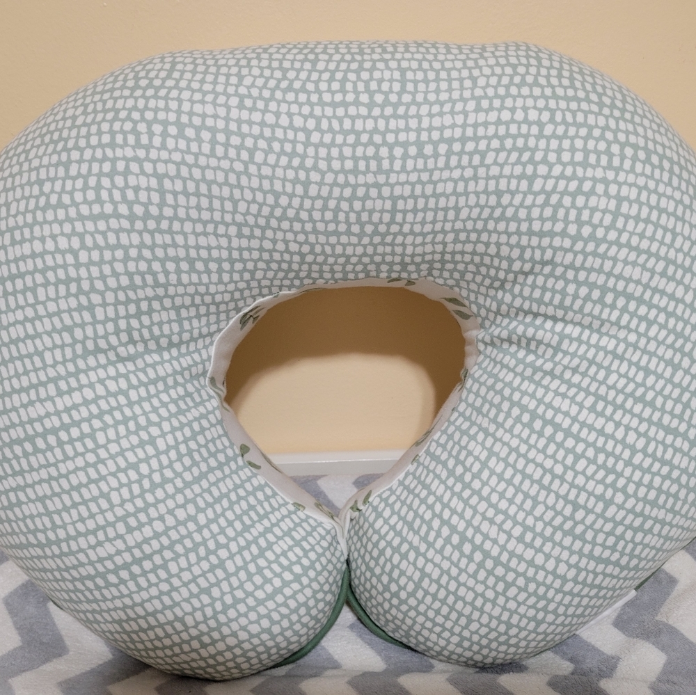 Boppy Pillow and organic cover - Picture 3 of 12